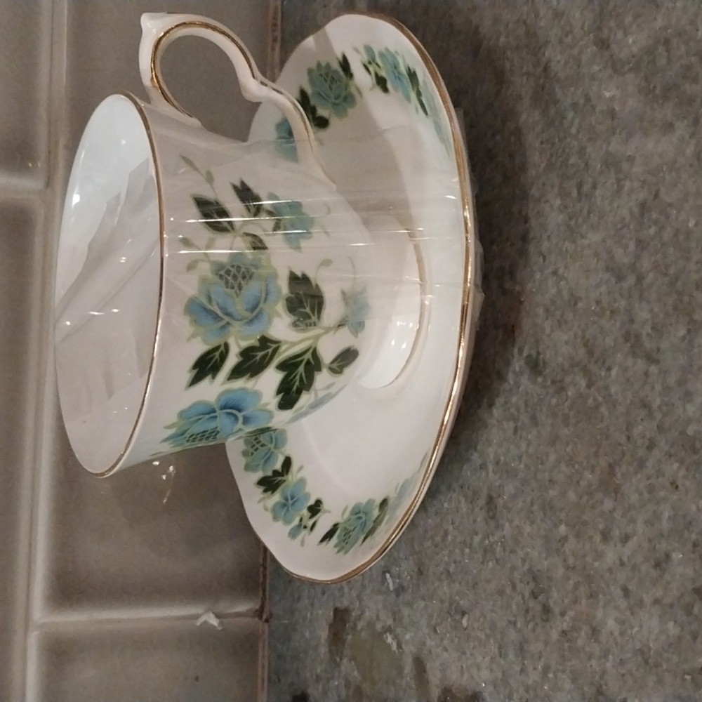 ROYAL VALE BONE CHINA ROSE TEACUP & SAUCER ON BLUE ROSES
